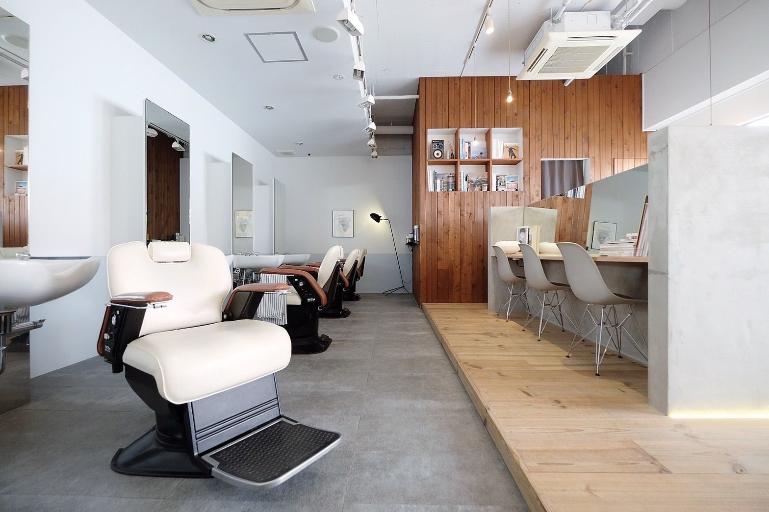 【六甲道】≪月給25万円スタート/アシスタント月給20万円スタート≫≪社会保険完備≫≪有給休暇あり/土日休みもOK≫働き易い環境が整ったバーバーショップ!人気のバーバースタイルを学べるお店です!頑張り次第で40万円以上の収入も可能!「Ordinary BARBERSHOP(オーディナリーバーバーショップ)」からスタイリスト・アシスタント(理容師)の求人★☆