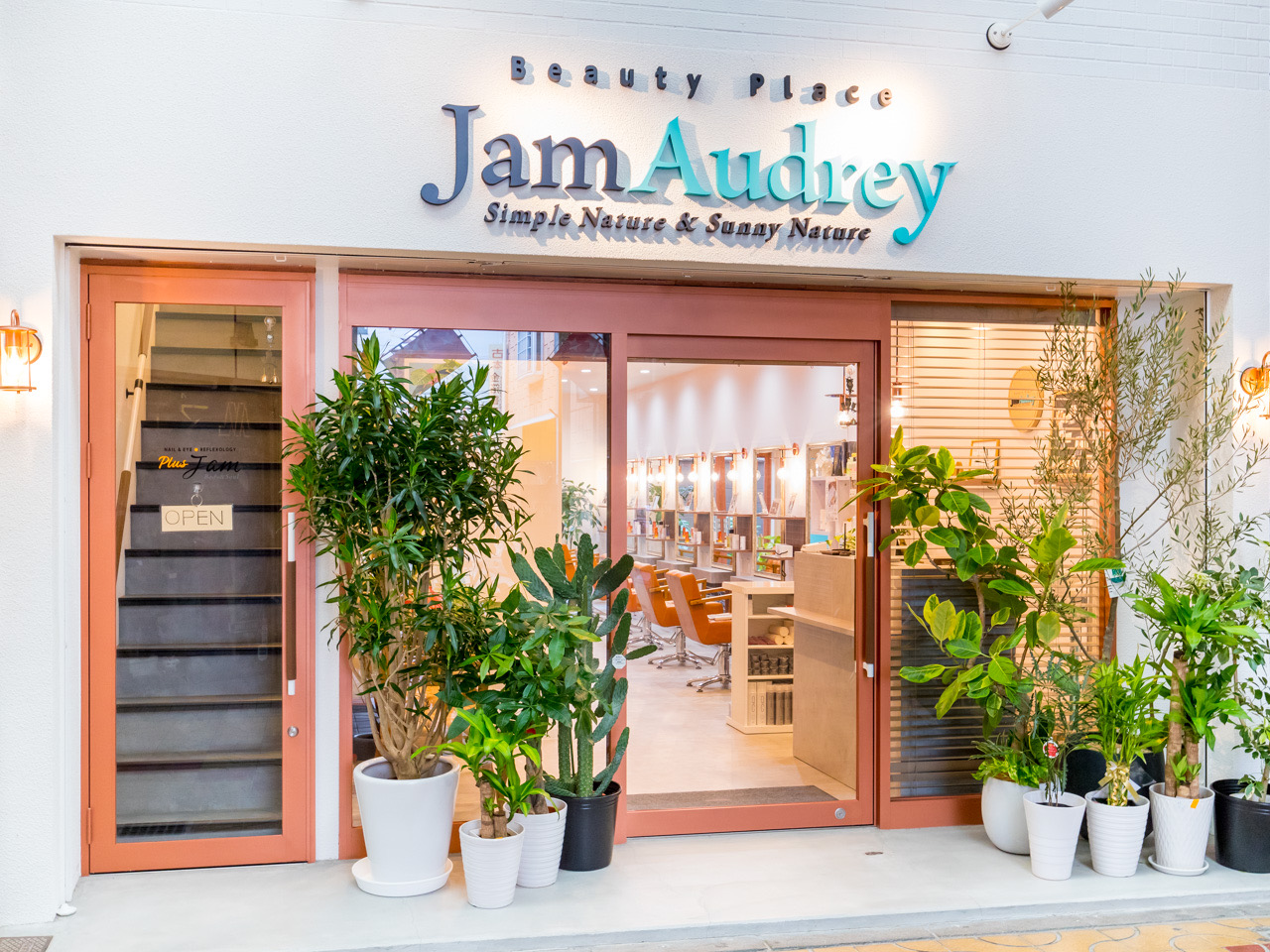 【寝屋川市駅】≪社会保険完備≫≪月8日休み≫≪駅から徒歩1分の好立地≫興味があればまつエクやネイル、着付けも学べる！最短2〜3年でデビュー可能！営業時間内レッスンOK！「JAM Audrey（ジャムオードリー）」からアシスタント（美容師）の求人☆★