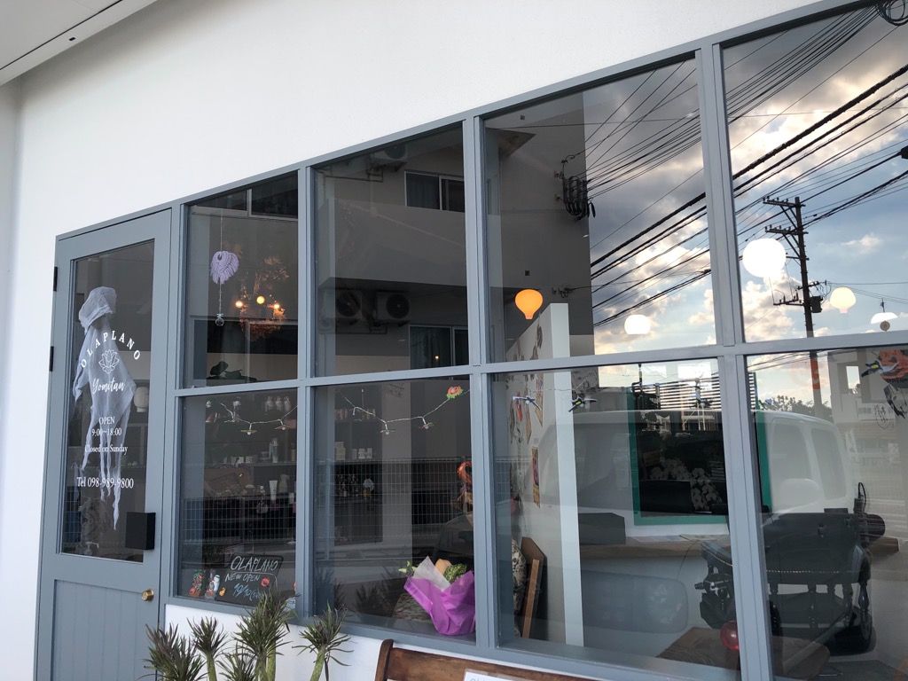 【読谷村】≪月給35万円スタート・完全週休二日制・毎週日曜は定休・社会保険完備・業務委託OK≫充実した福利厚生！新規のお客様が溢れているので入客チャンスバッチリ！業務委託でもしっかり稼げます！ハイトーンデザインだけでなく幅広い世代のお客様から愛されるヘアサロン「olaplano（オラプラノ）」からスタイリスト（美容師）の求人★☆