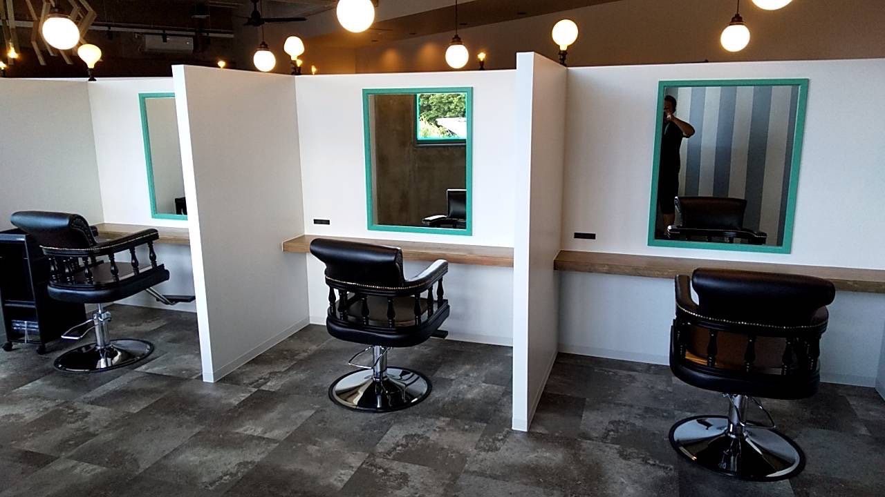 【読谷村】≪月給35万円スタート・完全週休二日制・毎週日曜は定休・社会保険完備・業務委託OK≫充実した福利厚生！新規のお客様が溢れているので入客チャンスバッチリ！業務委託でもしっかり稼げます！ハイトーンデザインだけでなく幅広い世代のお客様から愛されるヘアサロン「olaplano（オラプラノ）」からスタイリスト（美容師）の求人★☆