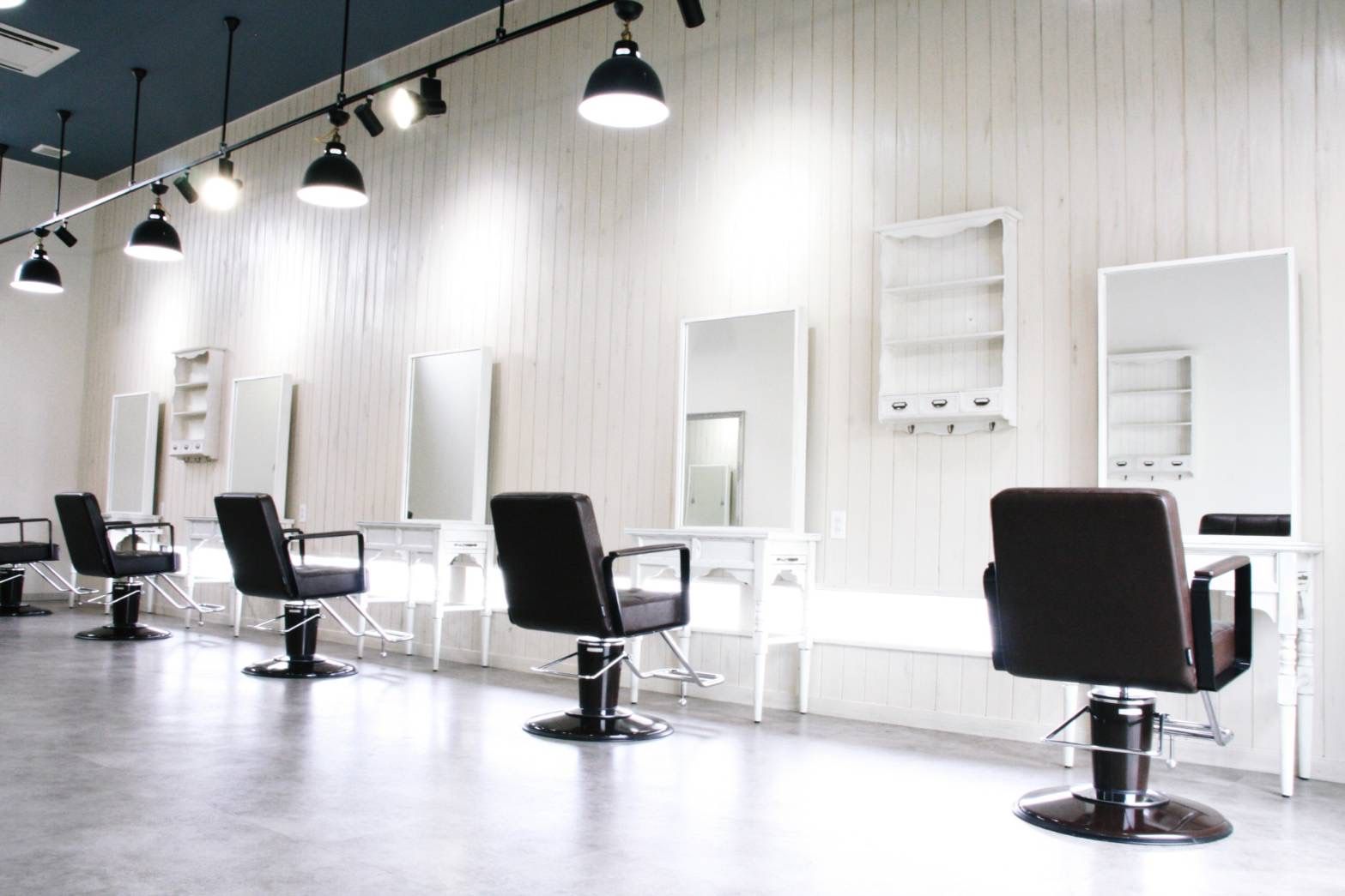 【福崎】≪完全週休2日制≫≪社会保険完備≫≪19時までに退勤可能≫プライベートを大事に働ける！地域の方に愛されるお店です！着付けも学べます！「WORLD美容室 福崎店（ワールドビヨウシツフクサキテン）」からアシスタント（美容師）の求人☆★