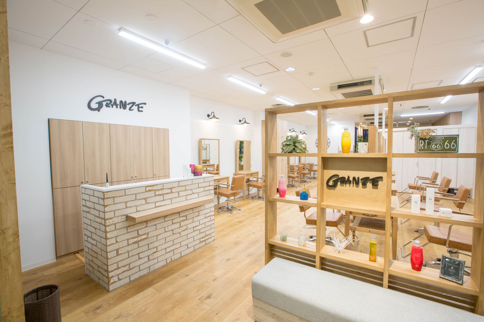 【梅田】≪実働8時間≫≪月8日休み≫≪社会保険完備≫≪営業中レッスン&早期デビュー可能≫デザインカラーも髪質改善も大人気のヘアサロン!早くスタイリストになってフリーランスで働きたい方にオススメです!「GRANZE 梅田店(グランジュウメダテン)」からアシスタント(美容師)の求人☆★