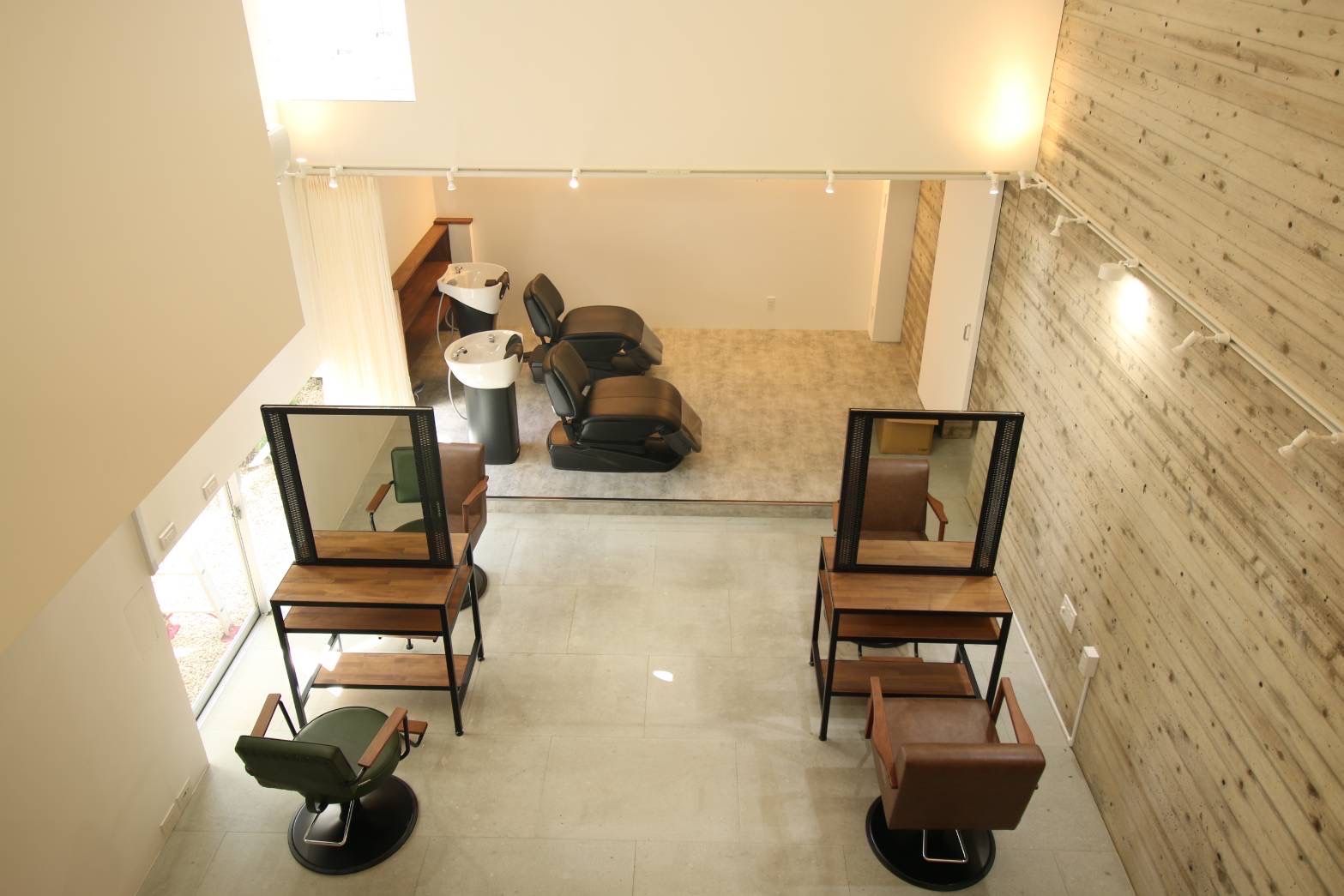 【浜の宮】≪20時までに退勤可能≫≪完全週休二日制≫≪社会保険完備≫≪日曜休みOK≫≪有給休暇あり≫≪産休育休実績あり≫≪ママさん歓迎≫≪車、バイク通勤OK≫≪アイラッシュ、ネイル、着付けを学べる≫トータルビューティーサロン！様々な技術を身に着けたい方にオススメ！「moon bow（ムーンボウ）」からスタイリスト（美容師）の求人☆☆