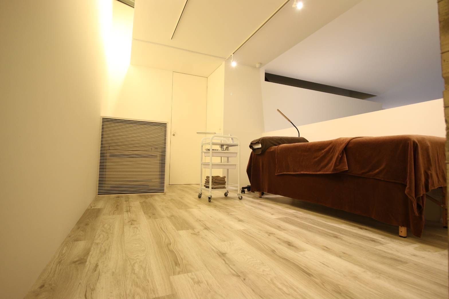 【浜の宮】≪20時までに退勤可能≫≪完全週休二日制≫≪社会保険完備≫≪日曜休みOK≫≪有給休暇あり≫≪産休育休実績あり≫≪ママさん歓迎≫≪車、バイク通勤OK≫≪アイラッシュ、ネイル、着付けを学べる≫トータルビューティーサロン！様々な技術を身に着けたい方にオススメ！「moon bow（ムーンボウ）」からスタイリスト（美容師）の求人☆☆