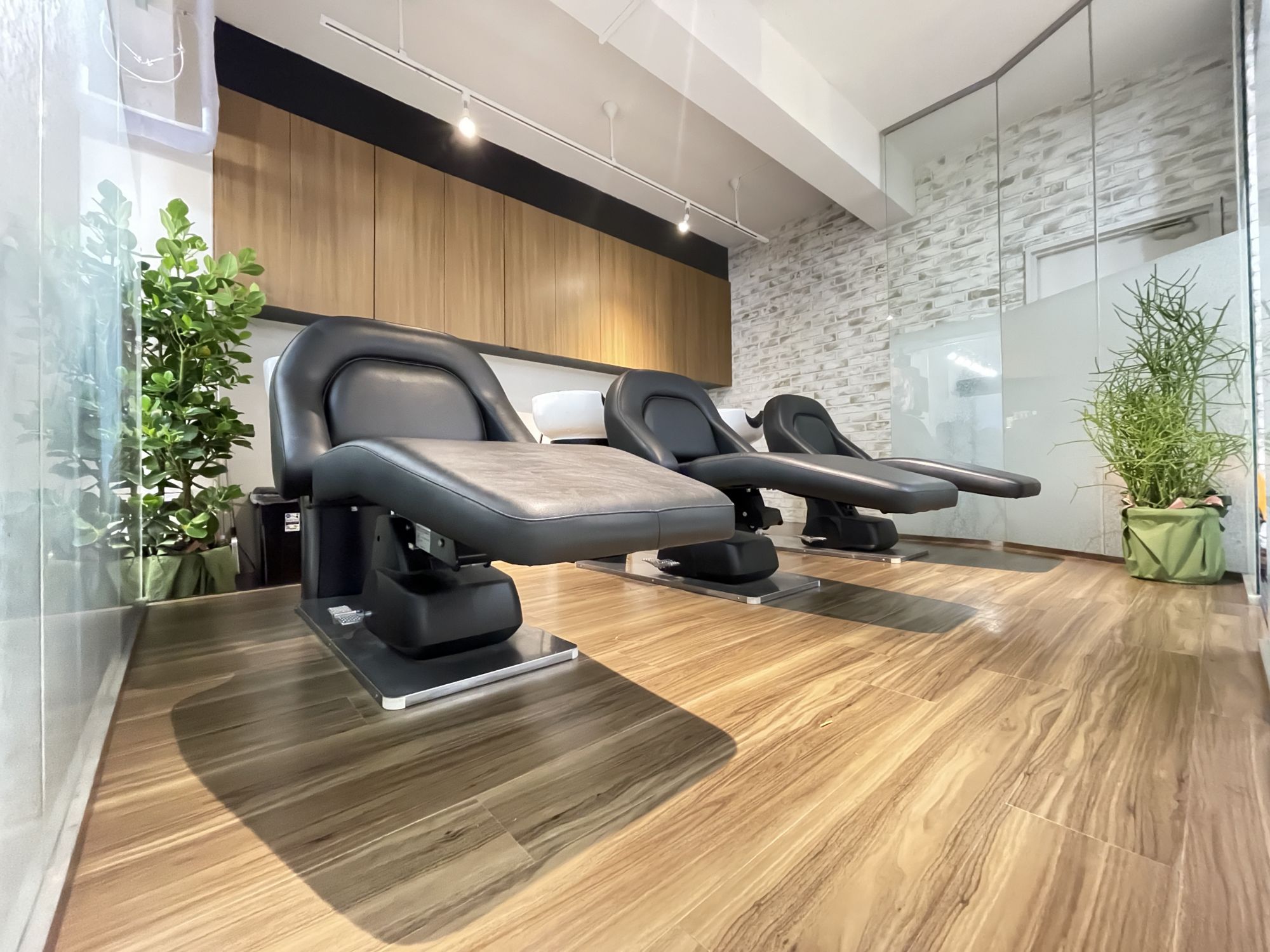 【新宿駅】≪完全週休2日制≫≪マンツーマン接客≫≪土日祝休みOK≫≪最低保証給あり≫≪交通費全額支給≫≪住宅手当あり≫業務委託が初めての方も安心!諸費用会社負担あり・新規入客可能!「she2.shinjuku(シシシンジュク)」からスタイリスト(美容師)の求人☆★