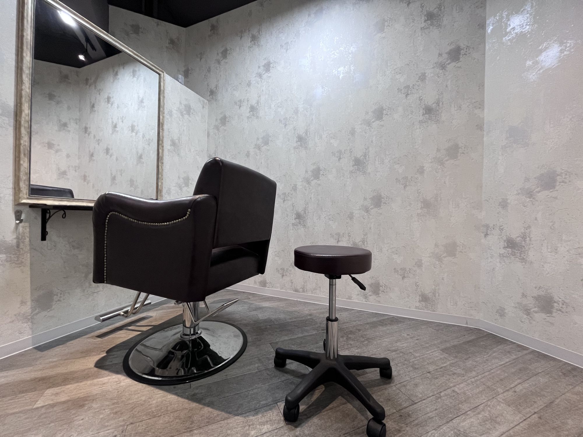 【新宿駅】≪完全週休2日制≫≪マンツーマン接客≫≪土日祝休みOK≫≪最低保証給あり≫≪交通費全額支給≫≪住宅手当あり≫業務委託が初めての方も安心!諸費用会社負担あり・新規入客可能!「she2.shinjuku(シシシンジュク)」からスタイリスト(美容師)の求人☆★