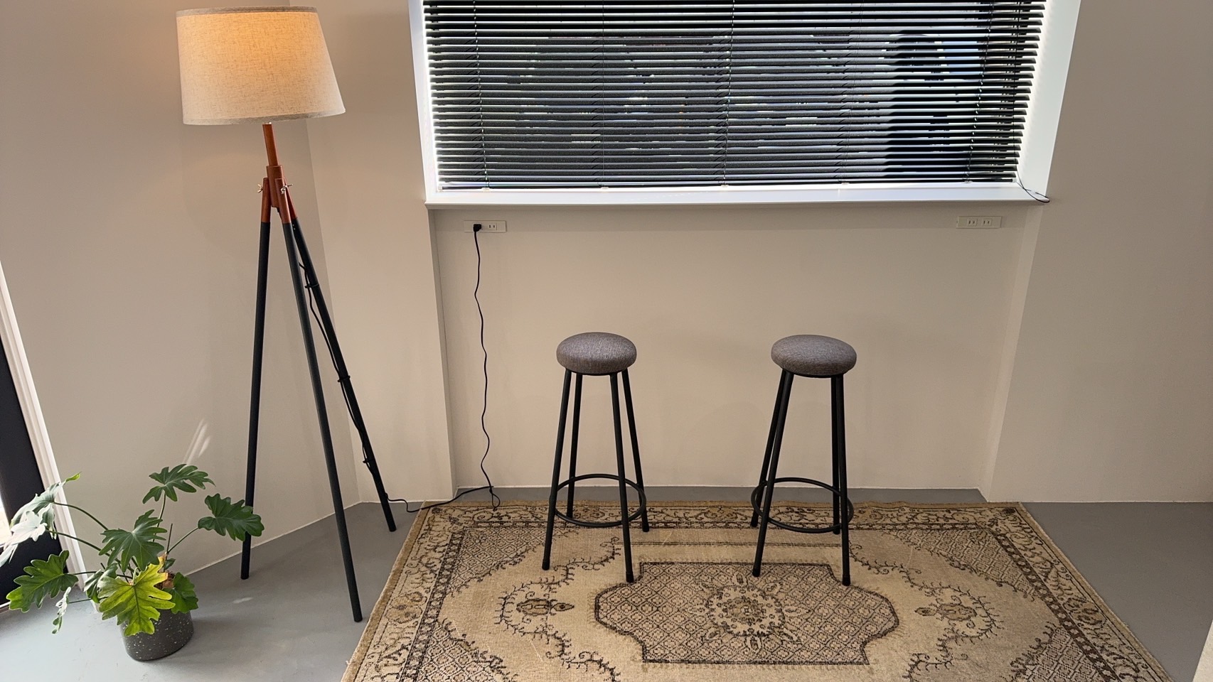 【福井駅前】≪インボイス制度サポートあり≫≪1日1万円の保障給あり≫≪完全マンツーマン≫≪自由出勤により土日休みや連休OK≫≪フリー40％／指名55％還元≫スタイリストだけの小規模ヘアサロン！1人のお客様にしっかり向き合える体制です！「HEUGA（ユーガ）」からスタイリスト（美容師）の求人☆★