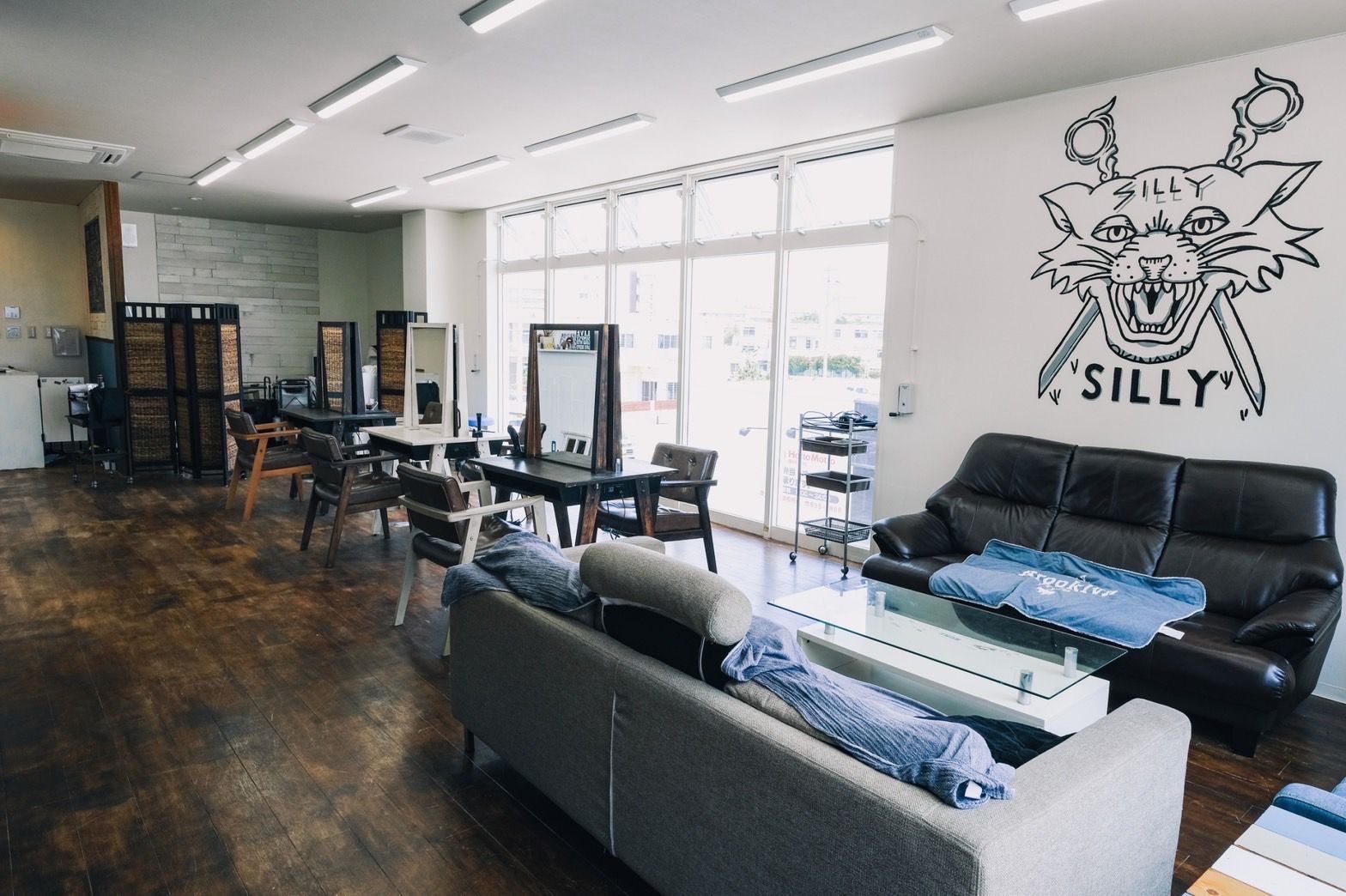 【琉球大学】≪月8日休み≫≪社会保険完備≫≪早期デビュー／新卒は勤務開始と同時にデビュー≫≪営業中レッスンOK≫≪土日休み相談OK≫10代〜20代の若者から絶大人気のメンズサロン！スタッフもお客様も年齢が近く仲良しなところがポイントです！「SILLY（シリー）」からアシスタント（美容師）の求人★★