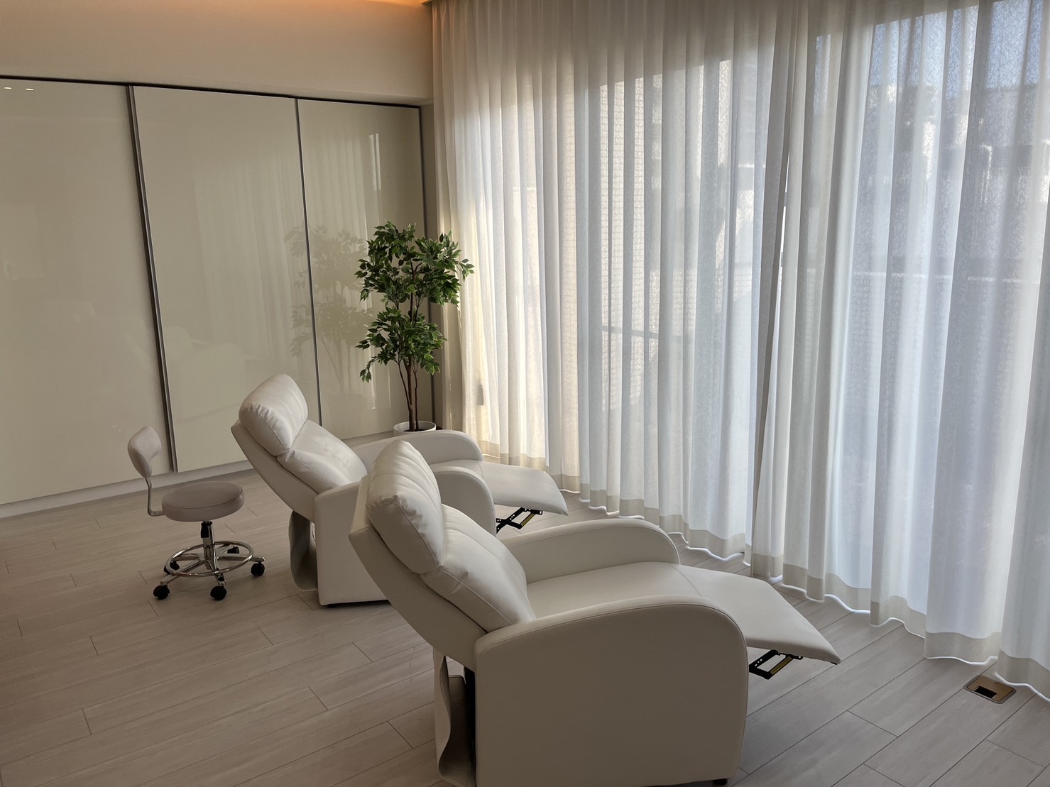 【天王寺】堀江で人気のトレンドサロンが天王寺にOPEN！！ヌヌラッシュなどの韓国スタイルや、ワンホンが人気！！≪月1回土日休み可能・髪型ネイル自由・有給休暇あり・実働8時間のシフト制・社会保険完備≫自社スクール研修＆研修中も給与ありで未経験でも安心「Jiem 5 eye 天王寺店（ジェイムファイブアイテンノウジテ」からアイリスト（まつげエクステ・まつげパーマ・アイブロウ）の求人☆☆