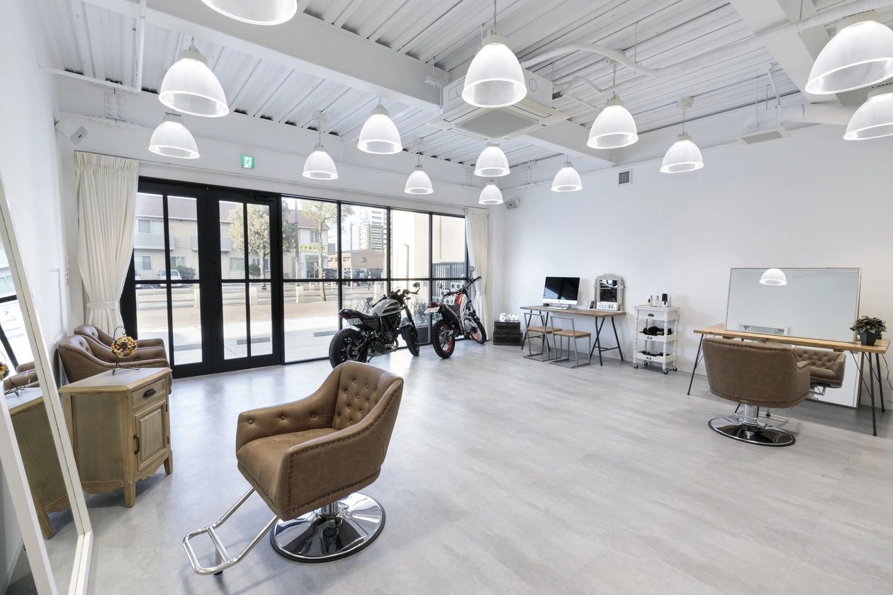 【行橋駅】≪平均退勤時間19:00・月6or8日お休み選択可能・社会保険完備≫着付け・ヘアセット・アイラッシュも学べます！！子育て中のママも活躍している温かい雰囲気のヘアサロン「Breath（ブレス）」からアシスタント（美容師）の求人☆★