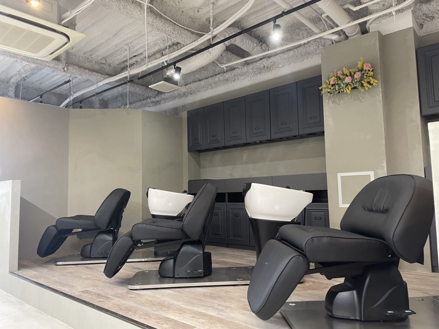 【烏丸】それぞれの生活環境にあわせて、自由に働き方相談可能！！≪平均客単価10000円！高単価業務委託サロン≫≪完全マンツーマン≫集客抜群！！客単価が高いため数をこなさなくても稼いでいける環境！余裕を持った施術枠で接客していける髪質改善サロン！「Uto（ウト）」からスタイリスト（美容師）の求人☆★