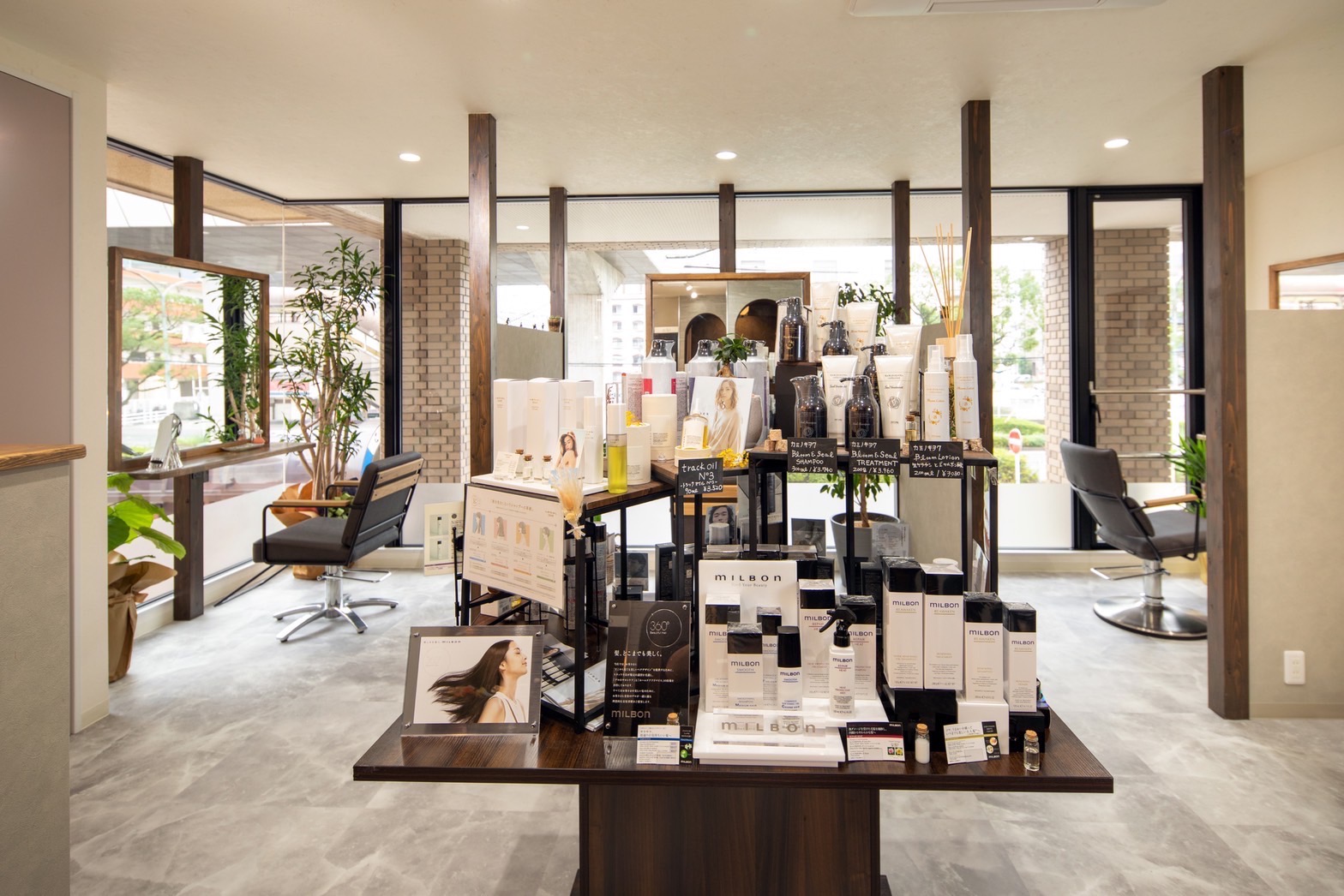 【徳力】≪営業時間19時迄・早期スタイリストデビュー可能・ヘッドスパあり≫新しい技術も接客的に取り入れ、多くのお客様と関わります！！トリートメント・ショートカットを推していく「SPiRA beauty design&spa（スピラビューティーデザインアンドスパ）」からアシスタント（美容師）の求人★☆★