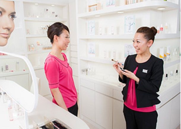 【烏丸】《休日数の選択OK★社会保険完備★ボーナス年2回★未経験も歓迎！》長年のノウハウを活かした充実の研修制度を用意しています！正社員への切り替えも可能！ピアスグループが運営するパーツビューティサロン“インフェイシャス”からアイリスト（アイデザイナー・まつげエクステ・アイブロウ）の求人☆☆