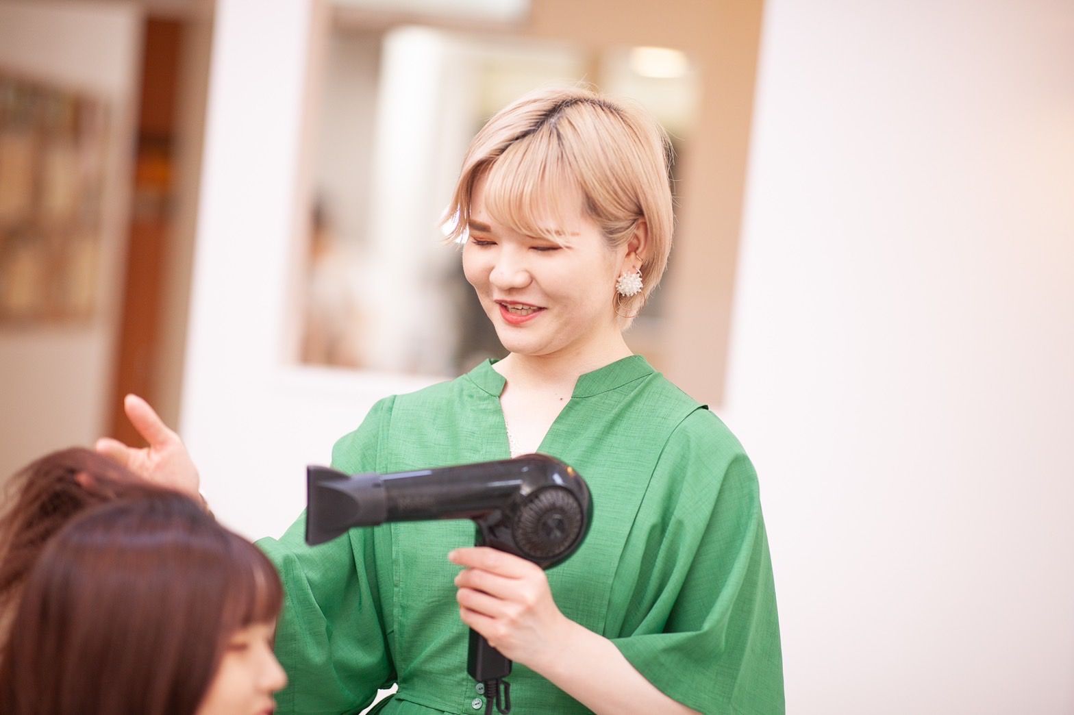 【布施】≪社会保険完備≫≪休日数選択可能≫≪20時までに退勤可能≫どんな働き方の希望でも相談OK!ママさん美容師の方も大歓迎です!「hair make glory(ヘアメイクグローリー)」からアシスタント(美容師)の求人☆★