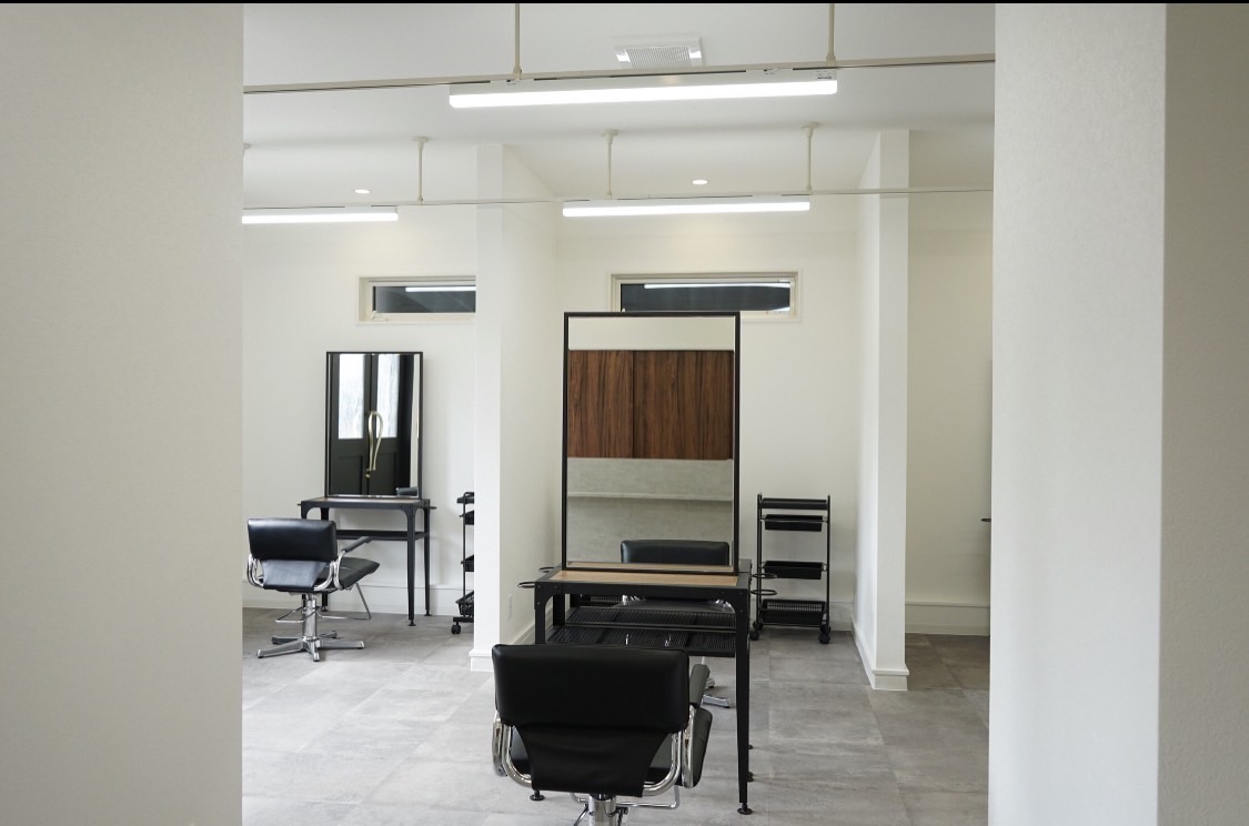 【千里丘】≪月8～10日の間で休日数を選択可能≫≪月給22万円～≫≪社会保険完備≫≪18,19時台に退勤可能≫≪休憩1時間あり≫頑張り次第で最短1年以内にデビュー可能！営業時間内レッスンも可能！アイラッシュやネイル、着付けなども学べるトータルビューティーサロン！営業時間内レッスン可能！「Oeuf ambiance（ウフアンビアンス）」からアシスタント（美容師）の求人☆★