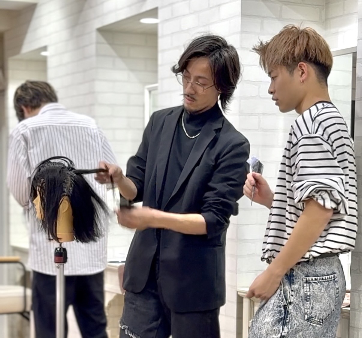 【阪急箕面駅】≪月給50万円以上が目指せる！≫≪月8日休み≫≪土日休みOK≫≪休憩あり（外出OK）≫≪社会保険完備≫≪人気システムトリートメントを使用した髪質改善推し≫≪客単価1万円越えの高単価サロン≫≪客層20代30代がメイン≫スタッフ想いの環境！給与体制がキャリアに応じて変動します！「Sida 箕面店（シダミノオテン）」からスタイリスト（美容師）の求人★☆