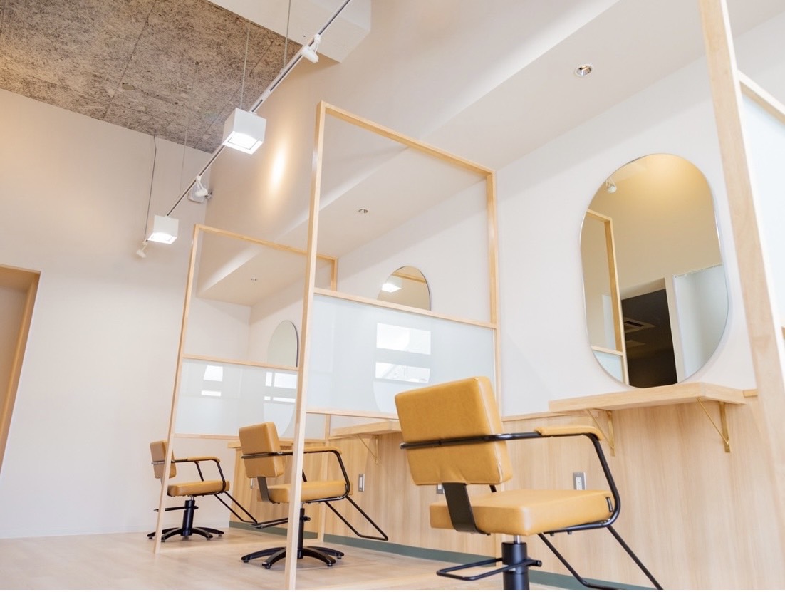 【阪急箕面駅】≪月給50万円以上が目指せる！≫≪月8日休み≫≪土日休みOK≫≪休憩あり（外出OK）≫≪社会保険完備≫≪人気システムトリートメントを使用した髪質改善推し≫≪客単価1万円越えの高単価サロン≫≪客層20代30代がメイン≫スタッフ想いの環境！給与体制がキャリアに応じて変動します！「Sida 箕面店（シダミノオテン）」からスタイリスト（美容師）の求人★☆