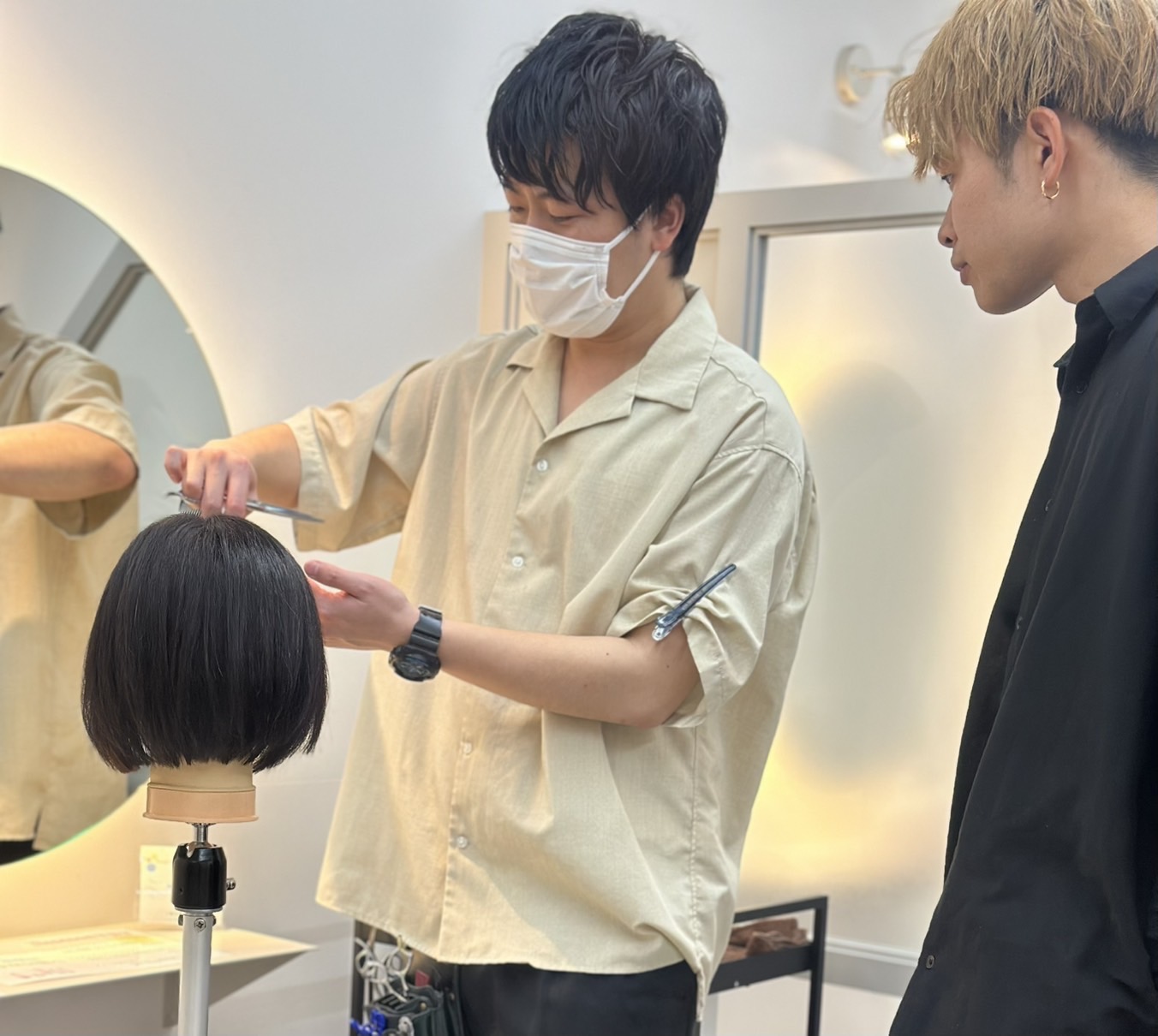 【阪急茨木市駅】≪月給50万円以上が目指せる!≫≪月8日休み≫≪土日休みOK≫≪休憩あり(外出OK)≫≪社会保険完備≫≪人気システムトリートメントを使用した髪質改善推しサロン≫≪客単価1万円越えの高単価≫≪客層20代30代がメイン≫スタッフ想いの環境です!給与体制がキャリアに応じて変動します!「Sida(シダ)」からスタイリスト(美容師)の求人★☆