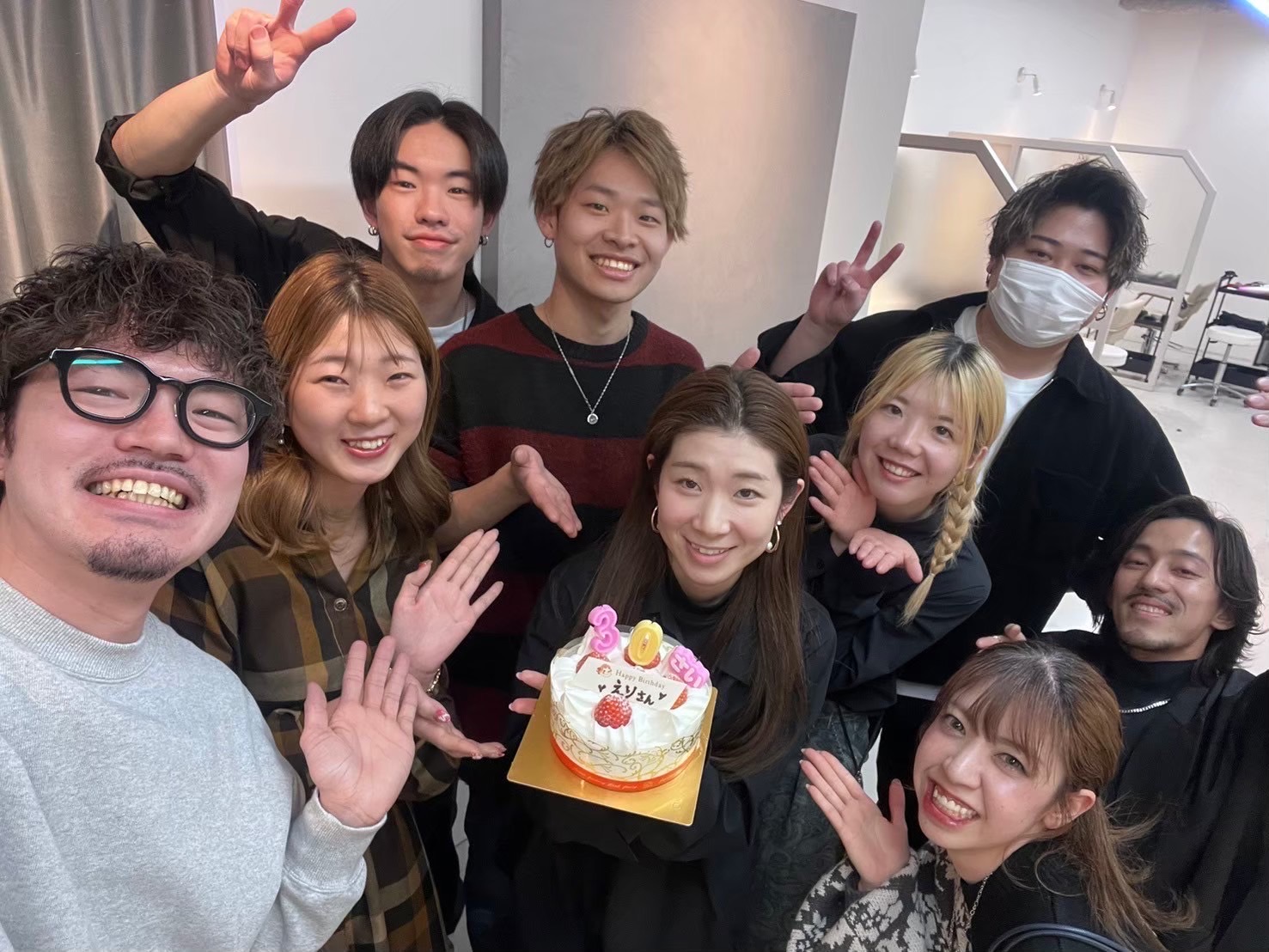 【西院】≪月給50万円以上が目指せる！≫≪休憩あり（外出OK）≫≪月8日休み≫≪土日休みOK≫≪社会保険完備≫≪人気システムトリートメントを使用した髪質改善推し≫≪客単価1万円越えの高単価サロン≫≪客層20代30代がメイン≫スタッフ想いの環境です！給与体制がキャリアに応じて変動し高収入を目指せます！「Sida 西院店（シダサイインテン）」からスタイリスト（美容師）の求人★☆