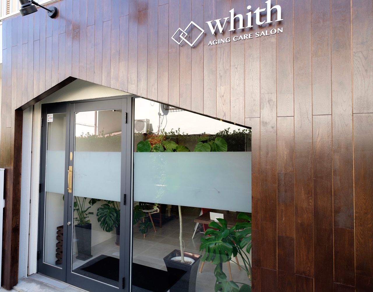 【川西能勢口】≪月給23万円～≫≪社会保険完備≫≪月8,9日休み≫≪平均19時台に退勤可能≫≪土日休みも相談OK≫半個室の落ち着いた雰囲気が人気！マンツーマン接客なので無理なくのびのびと働いていただけます。ライフスタイルに合わせた勤務ができるので、ママさん美容師スタイリストも大歓迎！「whith（ホワイス）」からスタイリスト（美容師）の求人☆☆