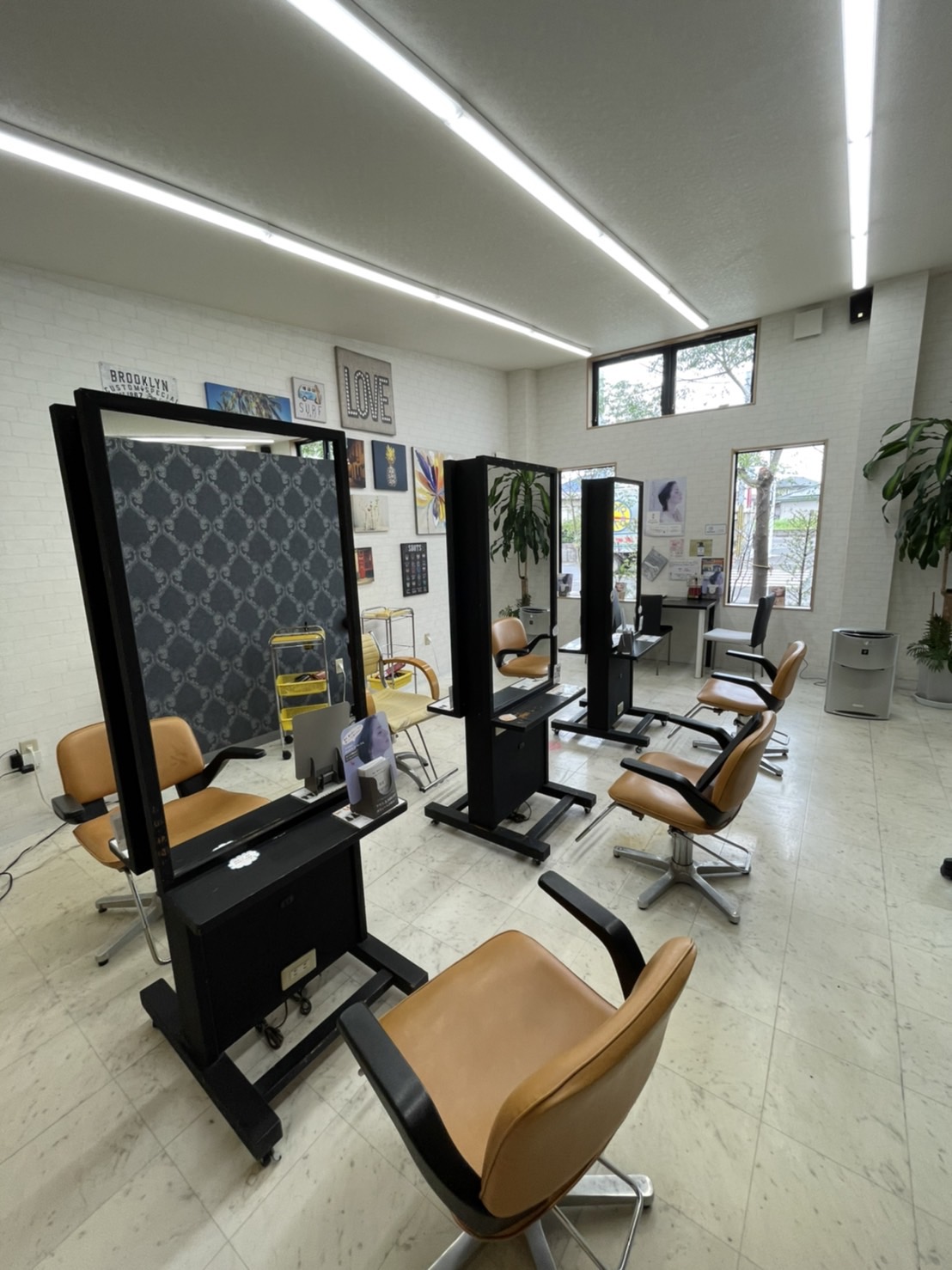 【川西町】≪社会保険完備・18時30分迄に退勤可能・有給休暇あり≫子育て中のママさんに理解のある環境!!地域密着型で幅広い世代のお客様から大人気のヘアサロン「ART HAIR(アートヘアー)」からスタイリスト(美容師)の求人☆★