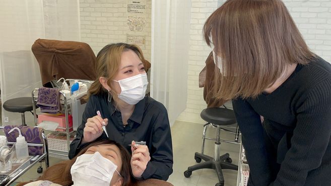 【町田駅】◆産休育休実績あり・土日休み希望可能・月最大10日休み・ネイル髪色自由・社会保険完備◆シフト制なのでプライベートも大事にしながら勤務可能！未経験の方も充実の研修体制で安心！「PLUS EYE 町田店（プラスアイマチダテン）」からアイリスト（アイデザイナー・まつ毛エクステ）の求人☆☆
