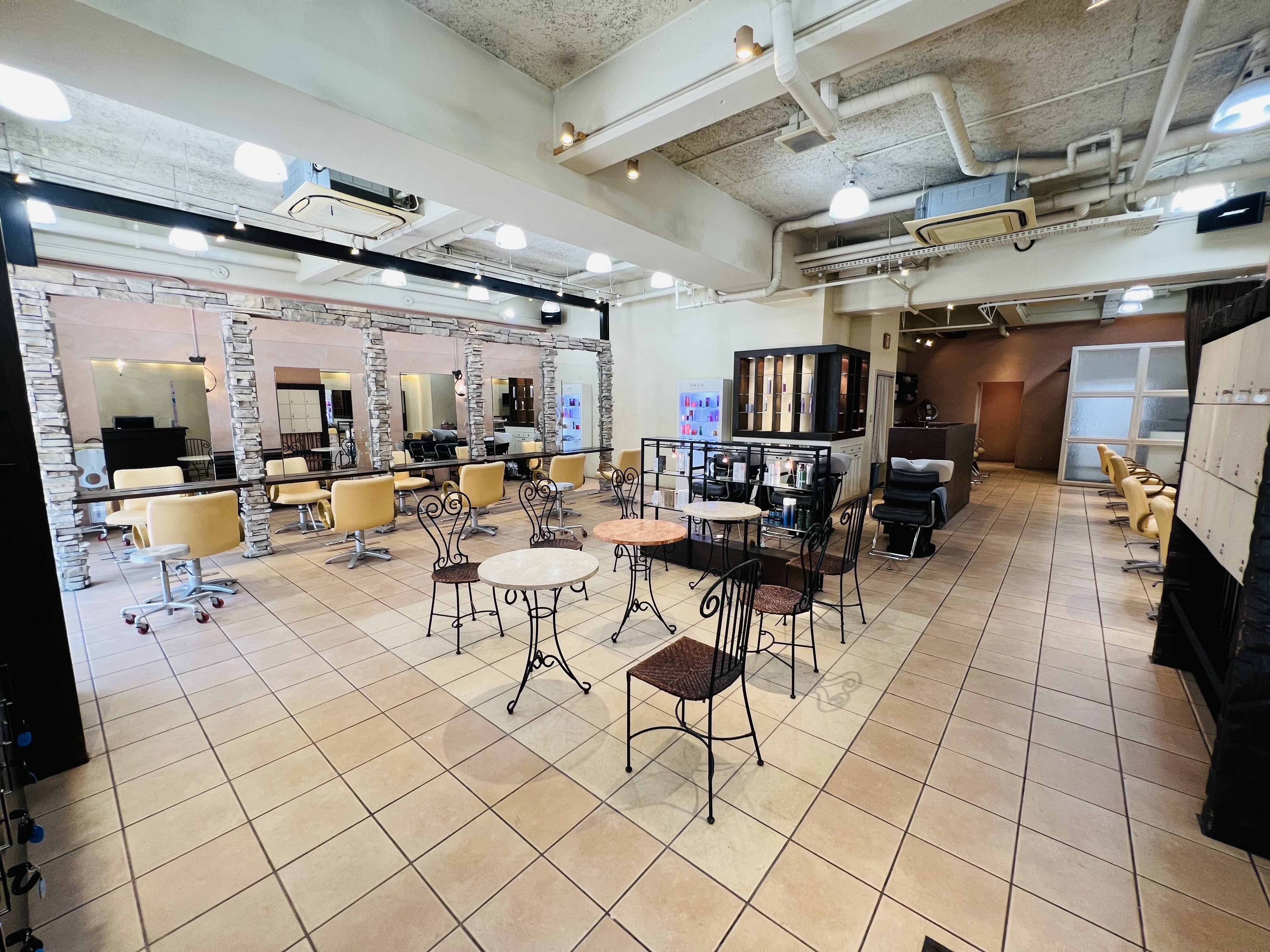 【弁天町】≪実働8時間≫≪月8日休み≫≪春夏冬休暇&有給休暇により年4回5連休あり≫≪社会保険完備≫≪18時半退勤≫地域密着で幅広い年齢層のお客様に長年人気のヘアサロン！無理なく美容師として長く働ける環境です！「Tiele（ティエル）」からスタイリスト（美容師）の求人☆★