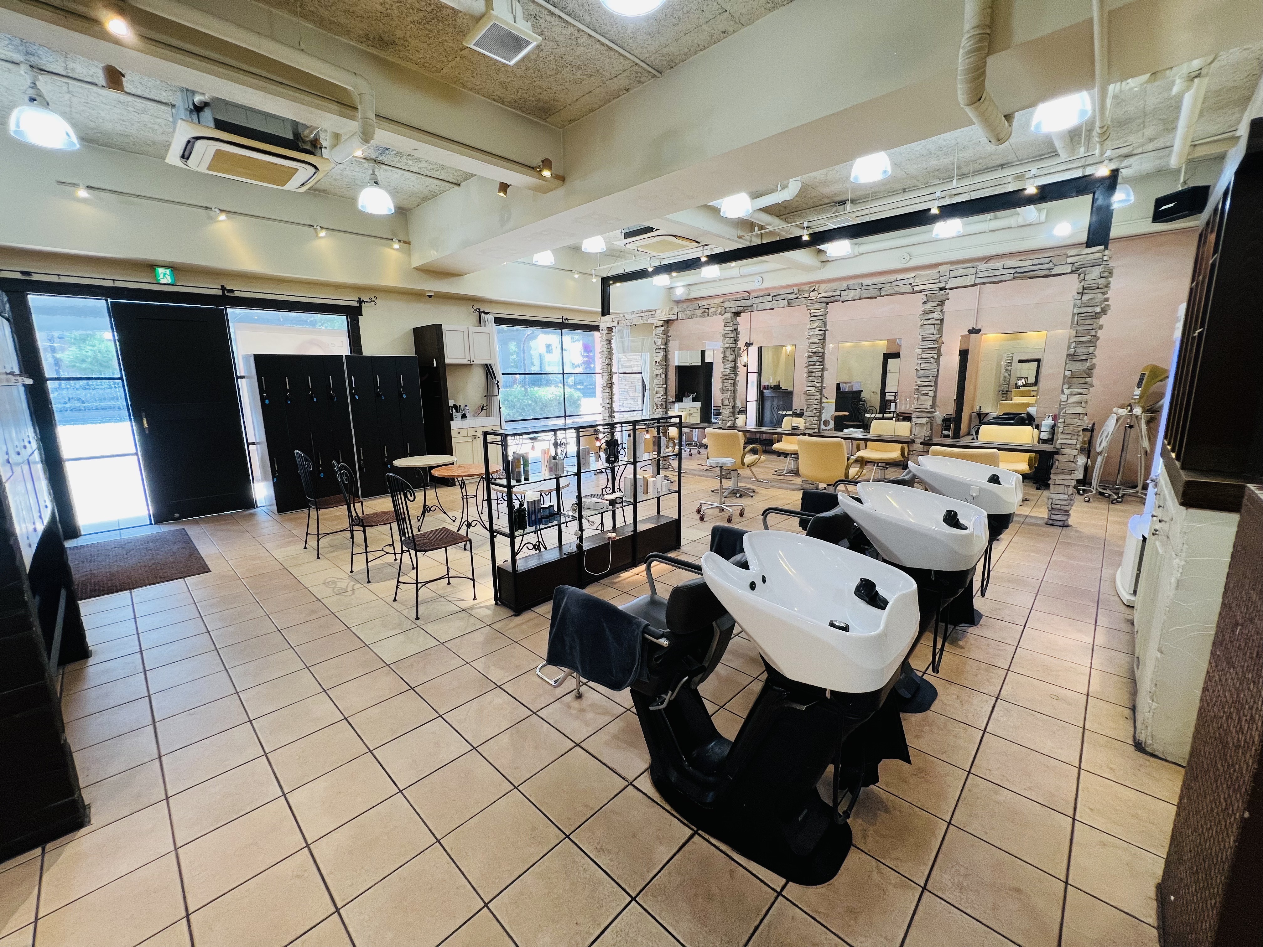 【弁天町】≪実働8時間≫≪月8日休み≫≪春夏冬休暇&有給休暇により年4回5連休あり≫≪社会保険完備≫≪18時半退勤≫地域密着で幅広い年齢層のお客様に長年人気のヘアサロン！無理なく美容師として長く働ける環境です！「Tiele（ティエル）」からスタイリスト（美容師）の求人☆★