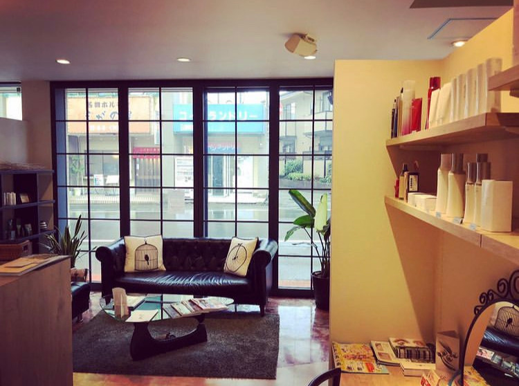 【御井町】≪完全週休二日制・月給19.2万円スタート・社会保険完備・営業中のレッスンOK≫生涯お仕事ができる美容室を目指しています！たくさんのお客様に笑顔になっていただくためスタッフ全員で協力しましょう！幅広い年代のお客様に愛されるヘアサロン「STORY... Hair Design（ストーリーヘアーデザイン）」からアシスタント（美容師）の求人★☆