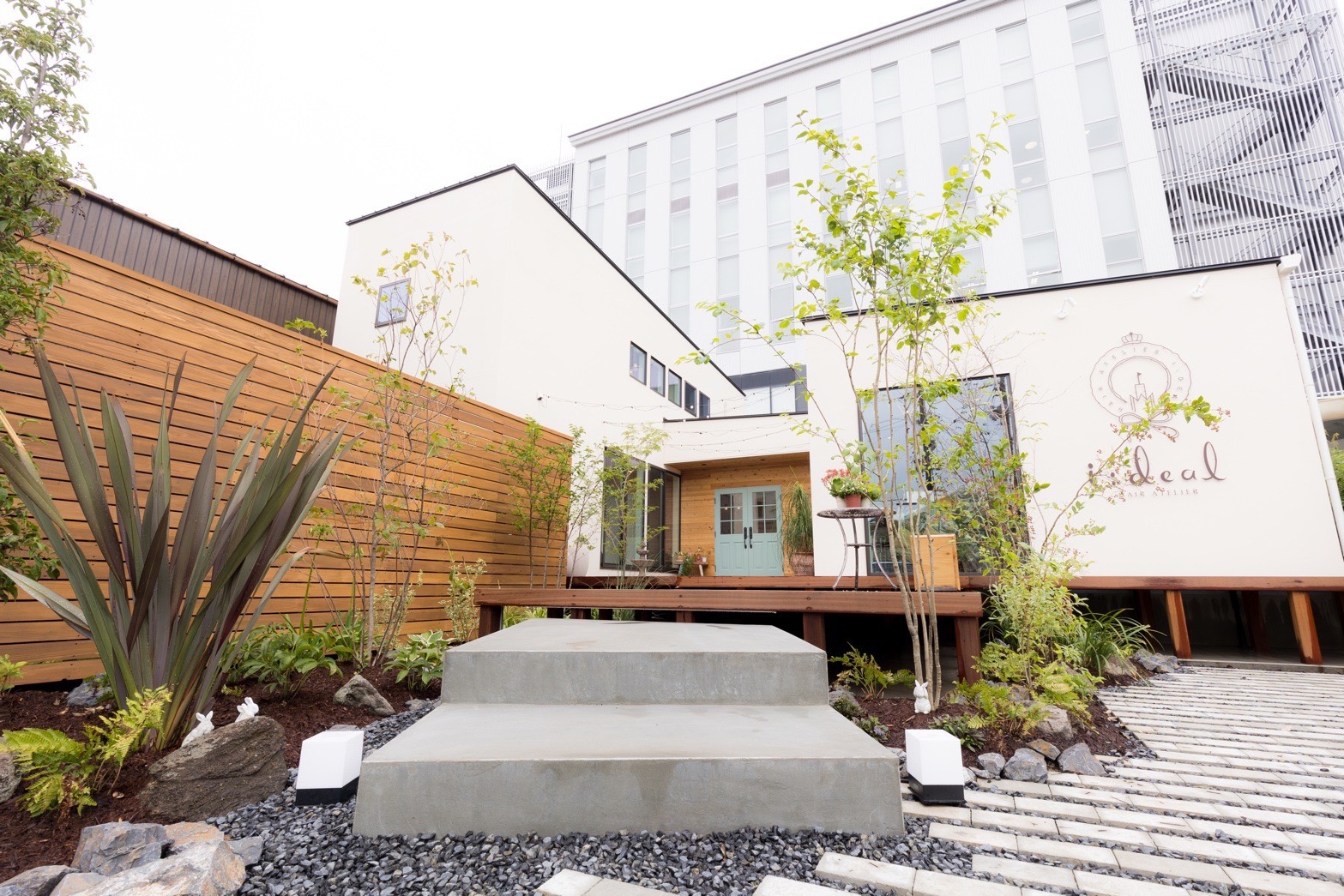 【伊賀鉄道上野市駅】≪月8,9日休み≫≪最短2年でスタイリストデビュー≫≪社会保険完備≫≪オシャレな内装≫郊外からトレンドヘアーを習得できます！「i:deal（イディール）」からアシスタント（美容師）の求人★☆