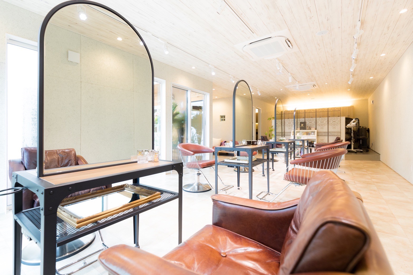 【伊賀鉄道上野市駅】≪月8,9日休み≫≪最短2年でスタイリストデビュー≫≪社会保険完備≫≪オシャレな内装≫郊外からトレンドヘアーを習得できます！「i:deal（イディール）」からアシスタント（美容師）の求人★☆