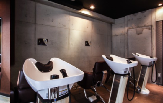 【周船寺】≪社会保険完備・住宅手当あり・頑張り次第で早期スタイリストデビュー可能≫世代を問わず多くのお客様がご来店！！多くの仲間がいるので色々な技術を学ぶ事が出来る！！定番のスタイルはもちろんトレンドも追求するプロの集団です！！メンズサロン「SHIFT Men's only salon 周船寺店（シフトメンズオンリーサロンスセンジテン）」からアシスタント（美容師・理容師）の求人☆★