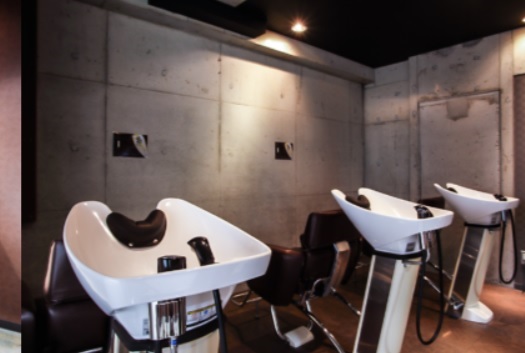 【天神南】≪社会保険完備・住宅手当あり・メンズ専門店≫世代を問わず多くのお客様がご来店！！多くの仲間がいるので色々な技術を見て学ぶ事が可能！！定番のスタイルはもちろん流行のスタイルも追求するメンズスタイルのプロの集団です！！メンズサロン「SHIFT Men's only salon 渡辺通店（シフトメンズオンリーサロンワタナベドオリテン）」からスタイリスト（美容師・理容師）の求人☆★