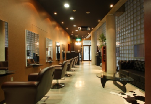 【薬院】≪社会保険完備・住宅手当あり・メンズ専門店≫世代を問わず多くのお客様から支持を得ています！！多くの仲間がいるので色々な技術を見て学ぶ事が可能！！定番のスタイルはもちろん流行のスタイルも追求するメンズスタイル特化サロン「SHIFT Men's only salon 薬院店（シフトメンズオンリーサロンヤクインテン）」からスタイリスト（美容師・理容師）の求人☆★