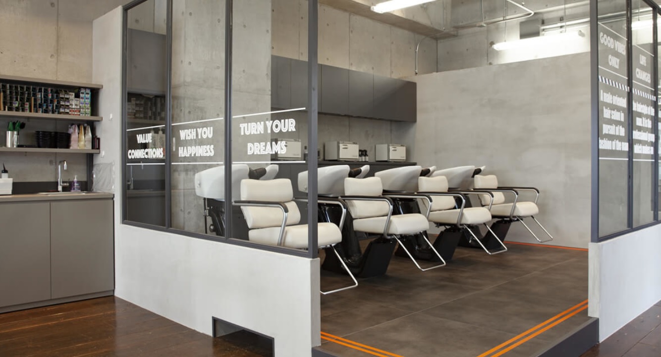 【赤坂】≪社会保険完備・住宅手当あり・メンズ専門店≫世代を問わず多くのお客様がご来店！！たくさんの仲間がいるので色々な技術を見て学ぶ事が可能！！定番のスタイルはもちろん流行のスタイルも追求するメンズスタイル特化サロン「SHIFT Men's only salon SPIN-OFF（シフトメンズオンリーサロンスピンオフ）」からスタイリスト（美容師・理容師）の求人☆★