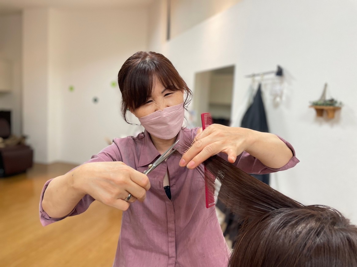【新下関】≪社保完備・残業ノルマ一切無し・10連休取得可能≫スタイリスト平均月給30万円ほど!前職の経験を考慮した高月給スタート可能!!自分に合った働き方が選べます!!今までの美容師歴が給料に反映され高収入!残業なし!ワークライフバランスを大切にしている「美容室プリュ新下関店(ビヨウシツプリュシンシモノセキテン)」からスタイリスト(美容師)の求人★☆
