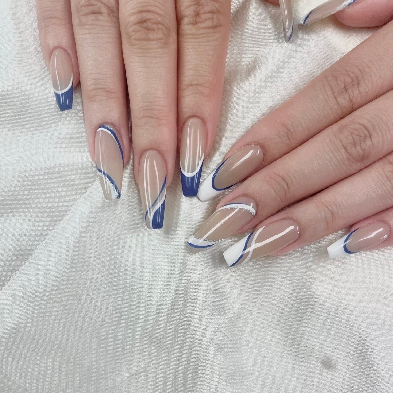 【京都市役所前】ご希望に合わせて雇用形態が選択可能！！≪最後のお客さんが入らなければ17:30～18:30退勤可能≫≪土日休みや連休もOK≫≪社会保険や飲食手当など充実の福利厚生≫SNSで話題！！インフルエンサーに人気のアイラッシュサロン「nail salon Ribbon（ネイルサロンリボン）」からネイリスト（ネイル）の求人★☆★