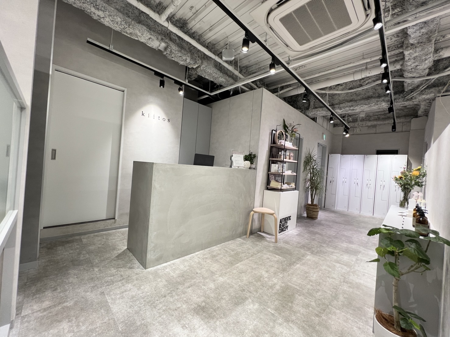 【西梅田】新店舗拡大につきスタッフ募集!≪早番遅番制あり≫≪土日祝休みの相談可能≫≪SDGsへの取り組み≫≪駅近サロン≫口コミ・高評価多数!歩合・賞与・各種手当も豊富にあるため、得意分野で活躍できます!ケアにこだわった商材・メニューが豊富のサロン「kiitos 西梅田(キートスニシウメダ)」からスタイリスト(美容師)の求人☆★☆