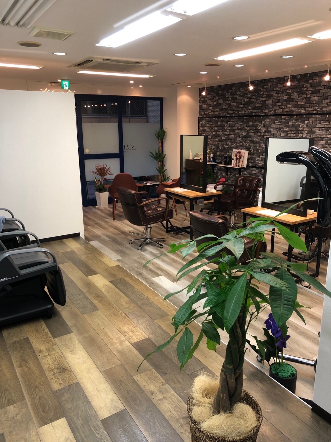 【大橋駅】≪16時までの勤務OK・1日4時間から勤務OK・土日のお休みOK・平均退勤時間19:00頃≫お子さんのいるママさんやブランクがある方も大歓迎！地域密着型でアットホームな雰囲気が特徴のサロン「shift hair（シフトヘア）」からアシスタント（美容師）の求人☆★