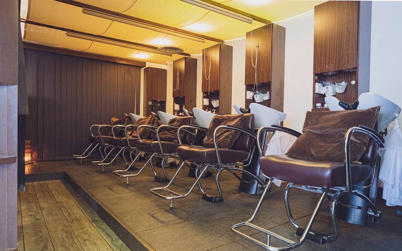 【旧居留地・大丸前】≪社会保険完備≫≪20時頃には退勤可能≫≪月給20万円≫辞める理由がない会社づくりをモットーに、働きやすい環境を整えています。幅広い年齢層の方に愛されるアットホームサロン!「moon jeje (ムーンジェジェ)」からアシスタント(美容師)の求人☆★