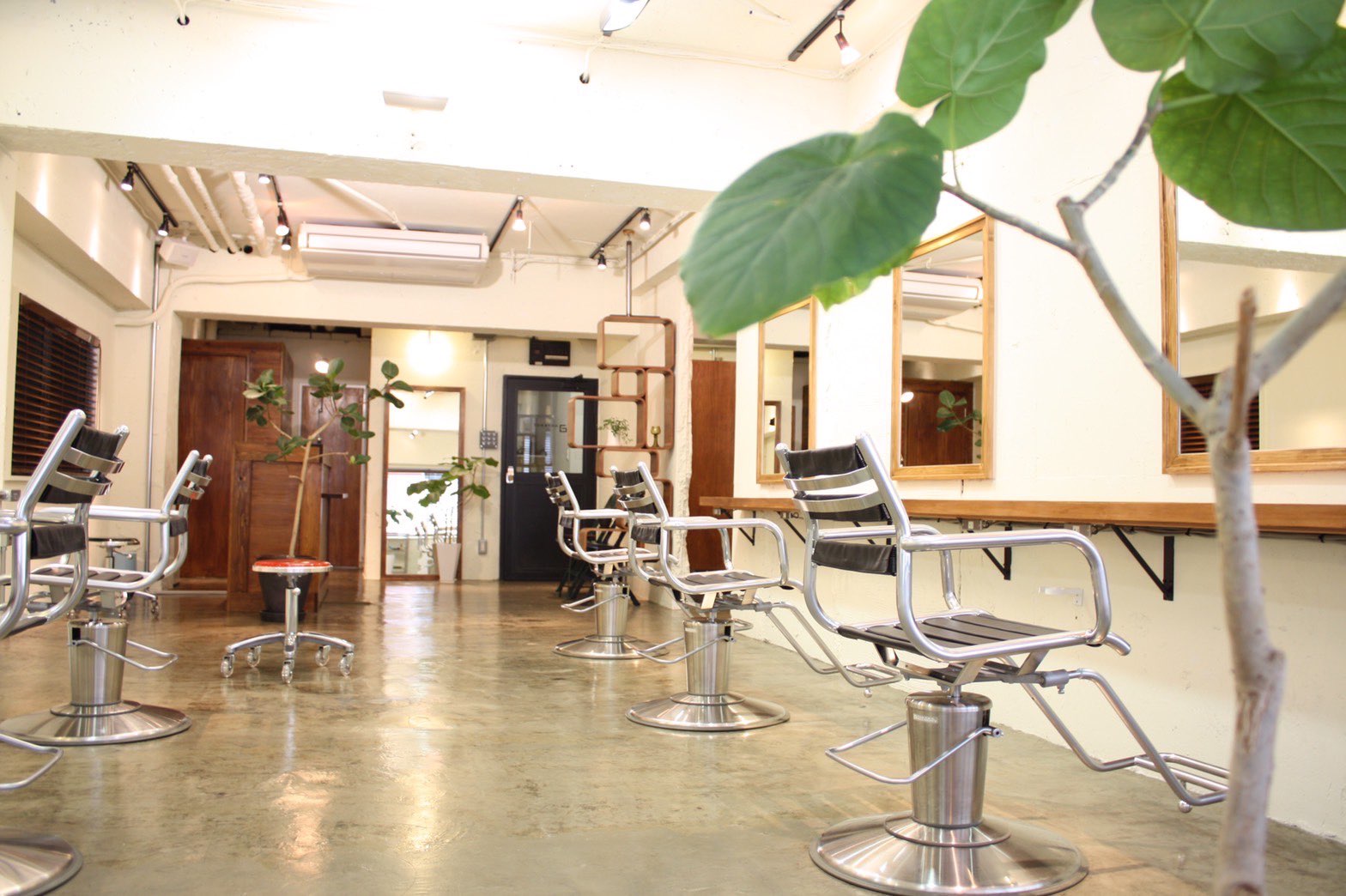 【銀座一丁目】≪アシスタント23万円～・社会保険完備・完全週休2日制・有給取得率100％！≫デビューまで最短1年で、空き時間での練習も可能！似合わせカットが得意なスタッフファーストの隠れ家サロン！「ANTERET（アンテレ）」からアシスタント（美容師）の求人☆★☆