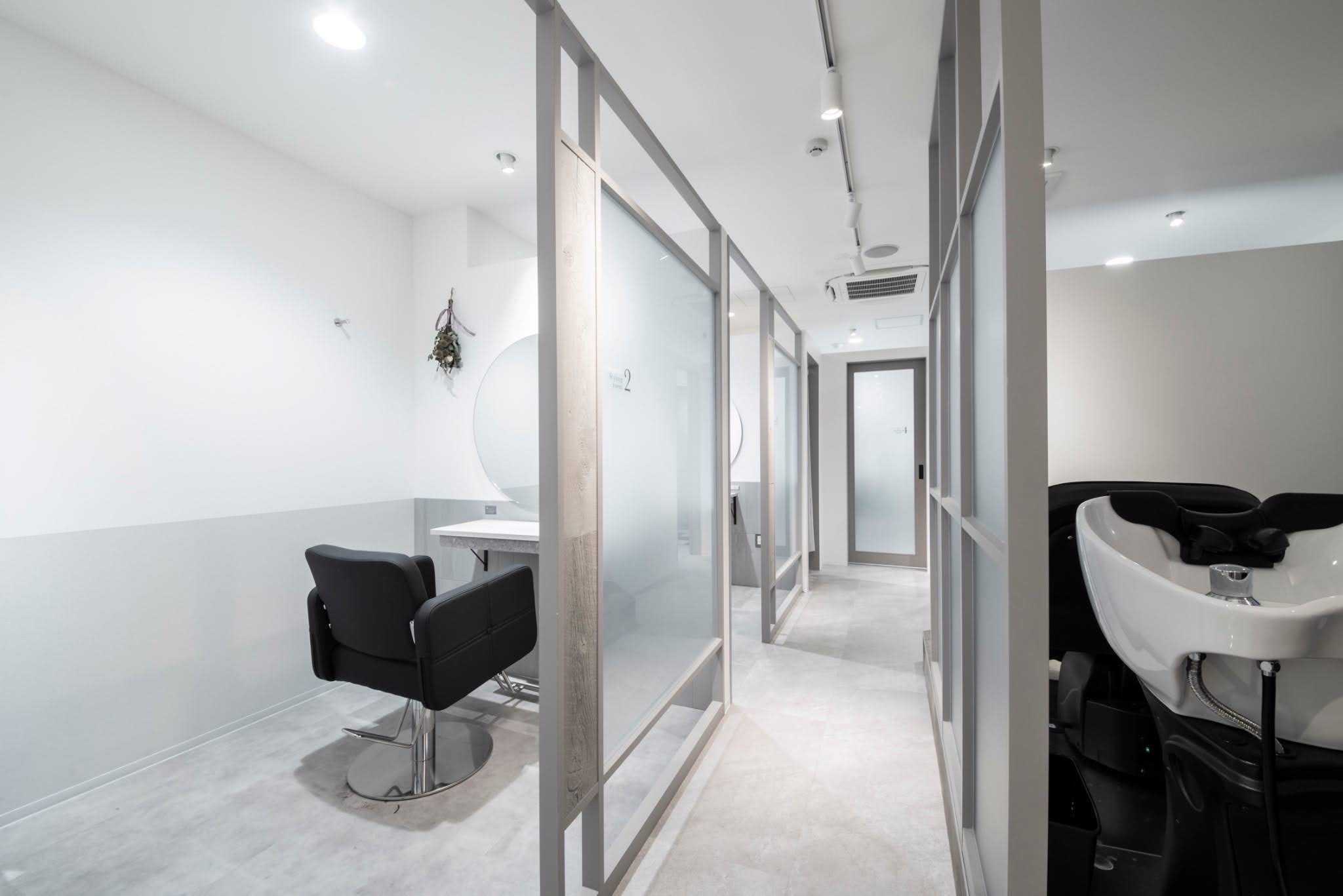 【博多駅】≪完全マンツーマン接客・全席半個室・入客チャンスあり≫高単価を狙えるメニュー構成なのでお客様ひとりひとりとしっかり関わり高い収入を狙えます。勤務時間・日数の相談もできプライベートを充実できる業務委託ヘアサロン「share salon O.a.K（シェアサロンオーク）」からスタイリスト（美容師）の求人☆★