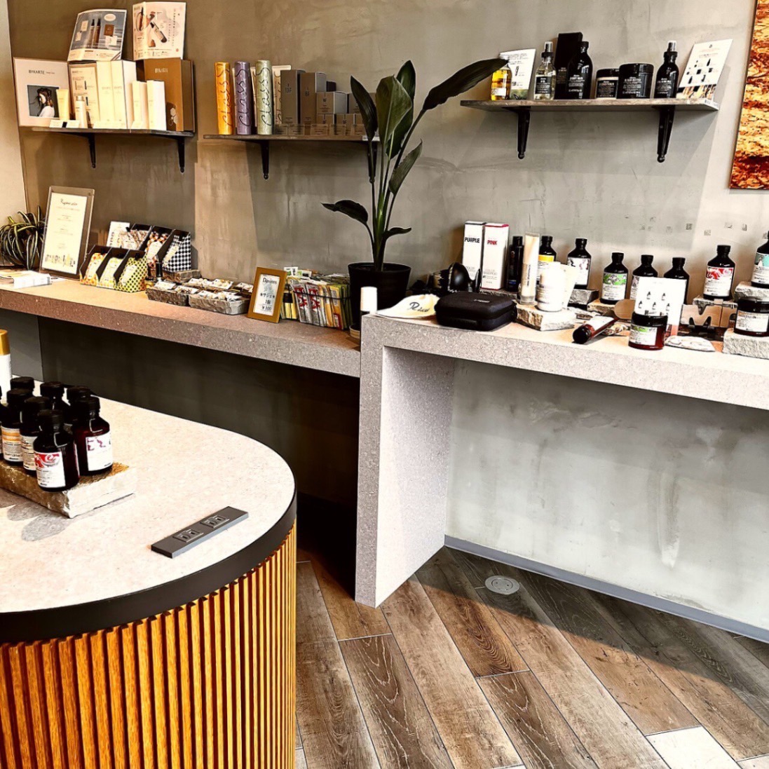 【JR二日市駅】≪営業中レッスンOK・月休7,8日・社会保険完備・練習が無ければ18時頃の退勤可能≫地域密着型で多くの大人女性に愛されています。早くて2年でスタイリストデビューが可能なヘアサロン「Risy(リジー)」からアシスタント(美容師)の求人★☆