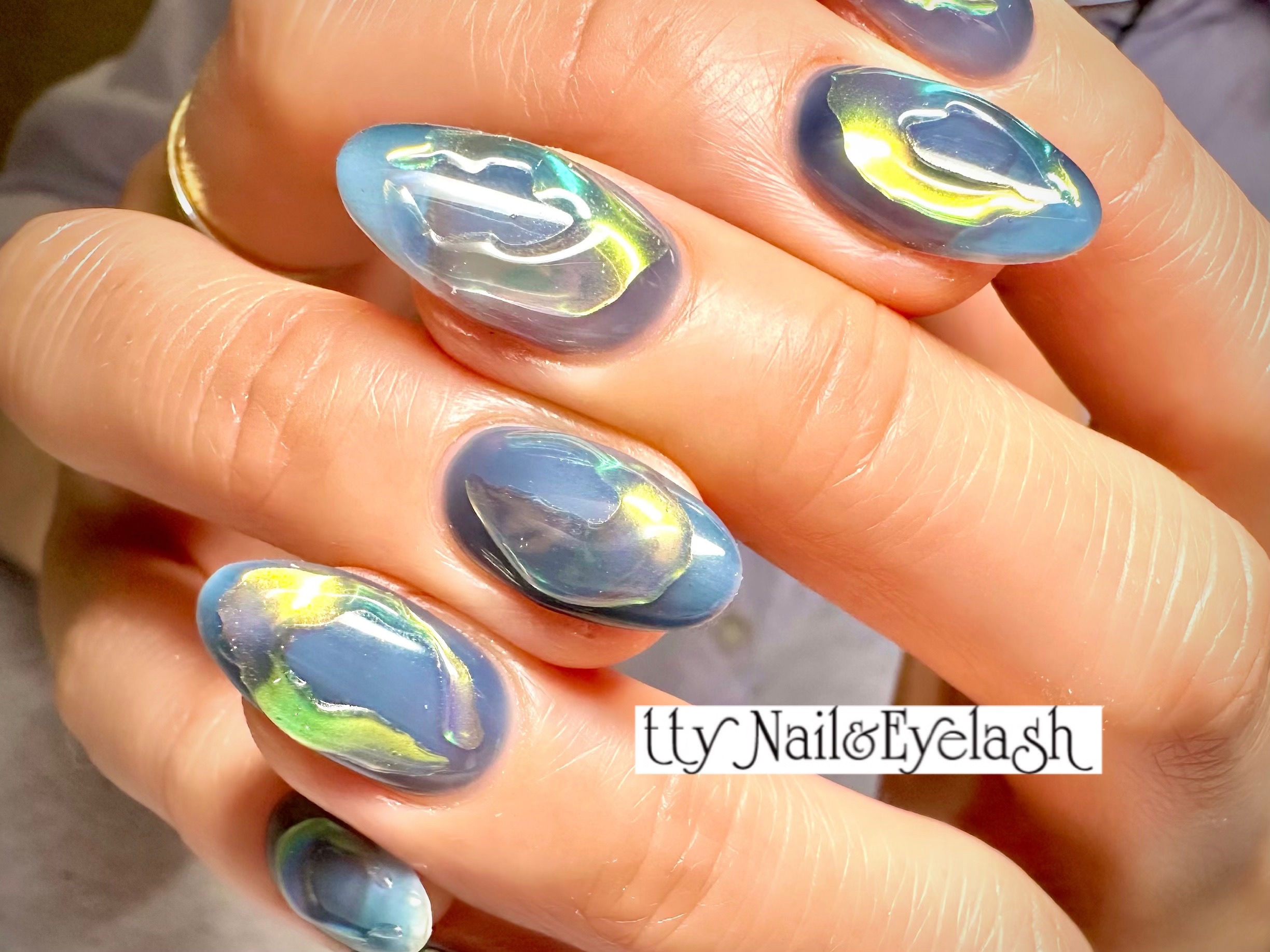 【梅田】≪正社員・業務委託から選択OK≫≪髪色ネイル自由≫≪平均月給30～40万円≫日程調整はシフト提出後も柔軟に対応！パーテーション区切られた半個室空間でリラックスして入客できます！「tty Nail&Eyelash（ティーネイルアンドアイラッシュ）」からネイリスト（ネイル）の求人☆☆