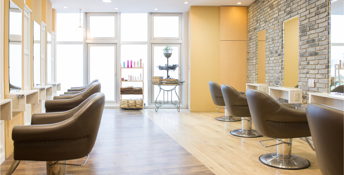 【矢場町】◆有給休暇あり・社会保険完備・住宅手当あり◆1年でジュニアデビュー可能！今の時代に合わせて、オンライン学習を取り入れるなど、流行に敏感なサロンです！幅広い年齢層のお客様に愛されるトレンド発信サロン「ETOWA（エトワ）」からアシスタント（美容師）の求人☆★