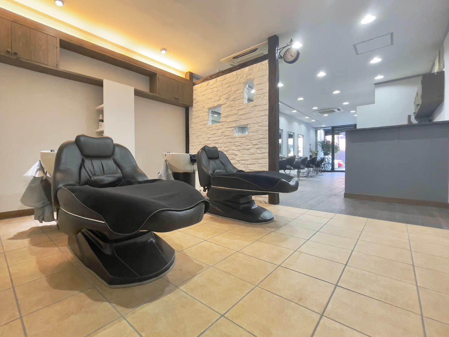 【八丁堀】メディアでも話題の全国展開する人気ヘアサロン!≪フリー45%/指名50%還元≫により月収50万円以上が可能です!休みや勤務時間の相談もOK!美容師の新しい働き方です!「_WHITE 広島並木店(アンダーバーホワイトヒロシマナミキテン)」からスタイリスト(美容師)の求人☆★