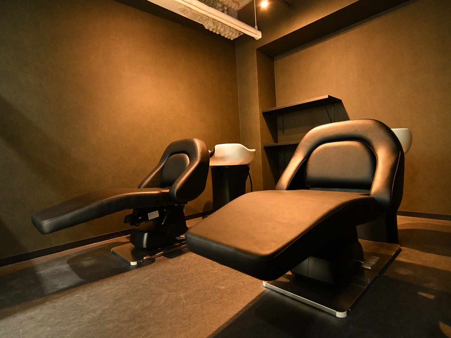 【阪神西宮】全国展開するフリーランスサロン!グラデーションやブリーチなどデザインカラーが大人気!≪月25万円保障あり≫≪フリー50%/指名50%還元≫≪単価8000円≫により月収50万円以上も可能!「_WHITE By luce 西宮店(アンダーバーホワイトバイルーチェニシノミヤテン)」からスタイリスト(美容師)の求人☆★☆