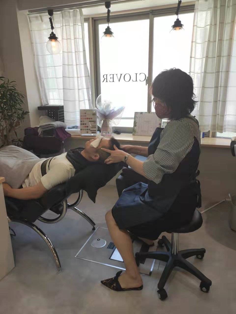 【新横浜】≪産休育休実績あり・ブランクがある方もOK・メンズのお客様の入客チャンス多数・着付けやメイクの入客もできる≫自分の得意な技術をしっかり生かせます!「ヘアサロン CLOVER 新横浜店(ヘアサロン クローバー シンヨコハマテン)」からスタイリスト(美容師)の求人☆★