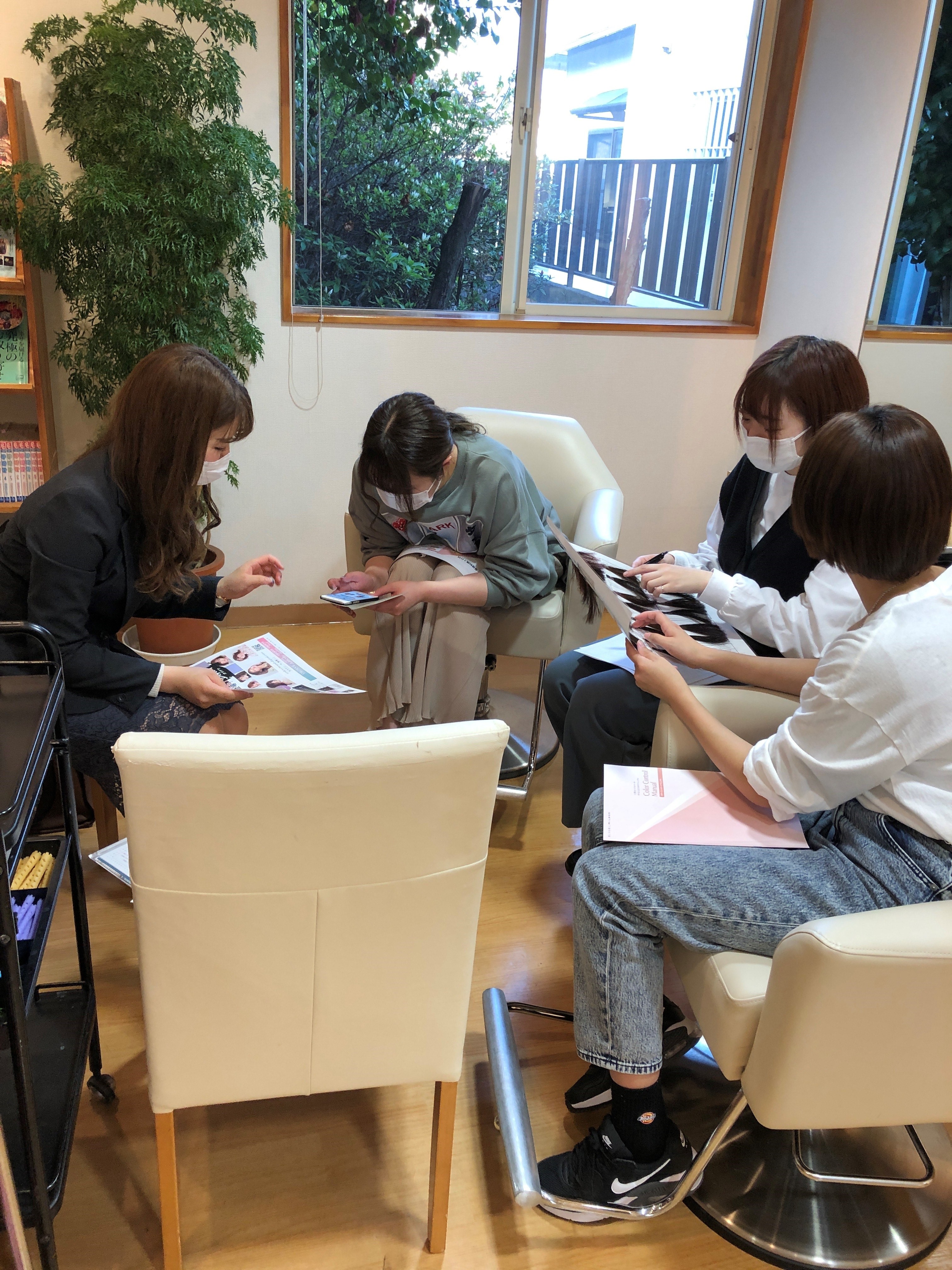 【高木瀬町】≪月給20万円~・完全週休2日制・社会保険完備・毎週月曜日/火曜日が定休日・退勤時間は17時と18時の交代制≫充実の福利厚生!!平均2年でスタイリストデビューを目指せます!30~40代女性をメインに多くのお客様から愛されている温かい雰囲気のヘアサロン「Bonheur(ボヌール)」からアシスタント(美容師)の求人☆☆