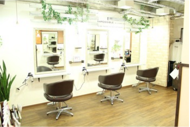 【北堀江】≪社会保険完備≫≪月給23万円以上≫チームワークの相乗効果で丁寧かつスピードも大切にした質の高いサービスを提供！本格的な撮影もあり！駅近の隠れ家サロン「quoit(クオート)」からスタイリスト（美容師）の求人☆★